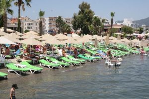 Sahiller turistlere kaldı