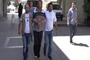 Bayrak indiren tutuklandı!