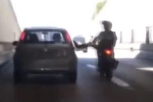 Seyir halindeki arabaya tekme attı