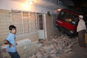 Freni patlayan kamyon sokağı savaş alanına &ccedil;evirdi