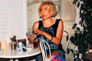Flaşlar patlayınca şaştı kaldı...