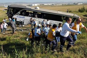 Ankara'da feci kaza: 1 &ouml;l&uuml;, 27 yaralı