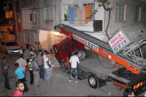 Freni patlayan kamyon ortalığı birbirine kattı