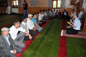 Ka&ccedil;ak&ccedil;ı turistlere karşı camide eğitim