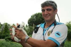 Polislerden sokak hayvanlarına yardım eli