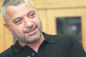 Erdal Acar dilencilere 10 bin dolar dağıttı...