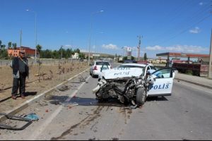 Polis aracıyla k&ouml;y minib&uuml;s&uuml; &ccedil;arpıştı: 8 yaralı