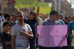 Tecav&uuml;z&uuml; protesto ettiler