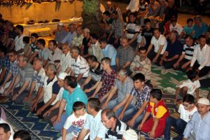Ay ışığı altında teravih namazı