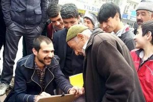 Resim yaparak k&ouml;yleri geziyor