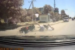 Motosiklet otomobile b&ouml;yle &ccedil;arptı