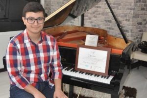 Liseli piyanistin b&uuml;y&uuml;k başarısı