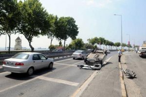 &Ouml;l&uuml;m virajında takla attı yaralı kurtuldu