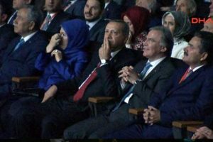 Emine Erdoğan ve B&uuml;lent Arın&ccedil; g&ouml;zyaşlarını tutamadı