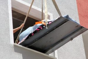 350 kiloluk kadın b&ouml;yle &ccedil;ıkarıldı