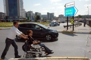Tekerlekli sandalyeyle yollara d&uuml;şt&uuml;