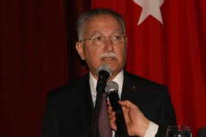 "Bir iki partinin mensubu değilim"