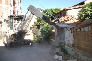 Gemlik'te ka&ccedil;ak binalar yıkıldı