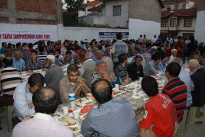 Ahmet T&uuml;rkel Aşevi ve mahalle konağında iftar