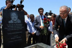 Neşet Ertaş'ın mezarını ziyaret etti