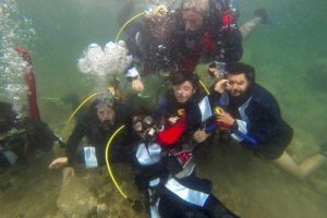 Su altında mezuniyet kutlaması