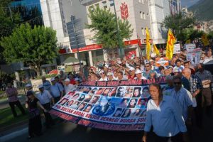 Sivas katliamına sazlı protesto