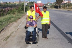 Tekerlekli sandalye ile Ankara'ya gidiyor
