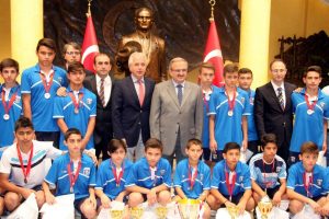 Karaloğlu, başarılı sporcuları altınla &ouml;d&uuml;llendirdi