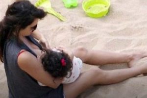 Penelope Cruz sahilde kızını emzirdi...