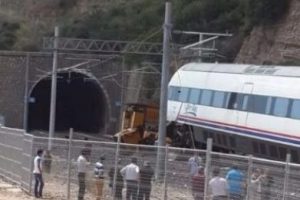 Y&uuml;ksek Hızlı Tren kaza yaptı