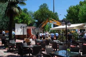 Mudanya'da ka&ccedil;ak &ccedil;ay bah&ccedil;eleri yıkılıyor