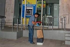 Bir bayrak indirme vakası daha