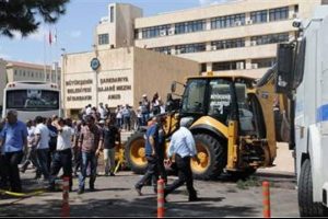 Minib&uuml;s&ccedil;&uuml;ler belediyeyi bastı