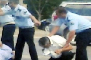 Minib&uuml;s&ccedil;&uuml;ler ve polis arasında 65 yaş kavgası