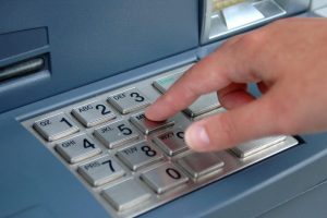 ATM'de bulduğu 100 lira başına bela oldu