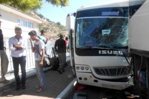 Kırmızıda bekleyen otob&uuml;se &ccedil;arptı: 6 yaralı