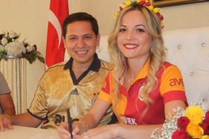 Gelinlik yerine forma giydi!