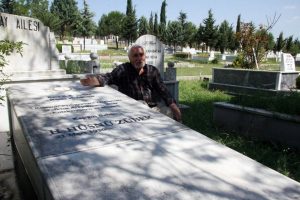 &Ouml;lmeden kendi mezarını yaptırdı