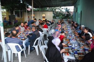 Gemlik Belediyesi'nin mahalle iftarları devam ediyor