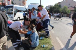 Minib&uuml;s ile otomobil &ccedil;arpıştı: 8 yaralı
