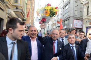 İhsanoğlu'na, Taksim'de yoğun ilgi