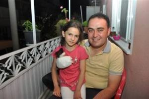 Habere gitti, &ccedil;ocuğu yangından kurtardı