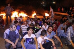 O &ouml;l&uuml;m&uuml;n ardından mahalle sakinlerinden oturma eylemi