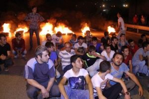 Lastikleri ateşe verip yolu kapattılar
