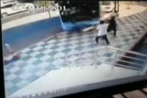 Minib&uuml;s kazası g&uuml;venlik kamerasında