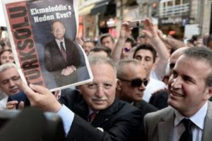 Ekmeleddin İhsanoğlu'nun bu  pozu olay oldu