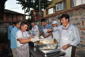 D&uuml;ndar, aşevinde iftar yemeği dağıttı