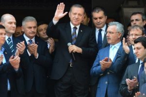 Başbakan Erdoğan'dan se&ccedil;im karargahına ilk ziyaret