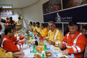 Bakan iftarı yer altında yaptı