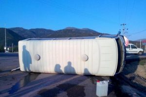 TIR ile iş&ccedil;i servisi &ccedil;arpıştı: 1'i ağır 14 yaralı